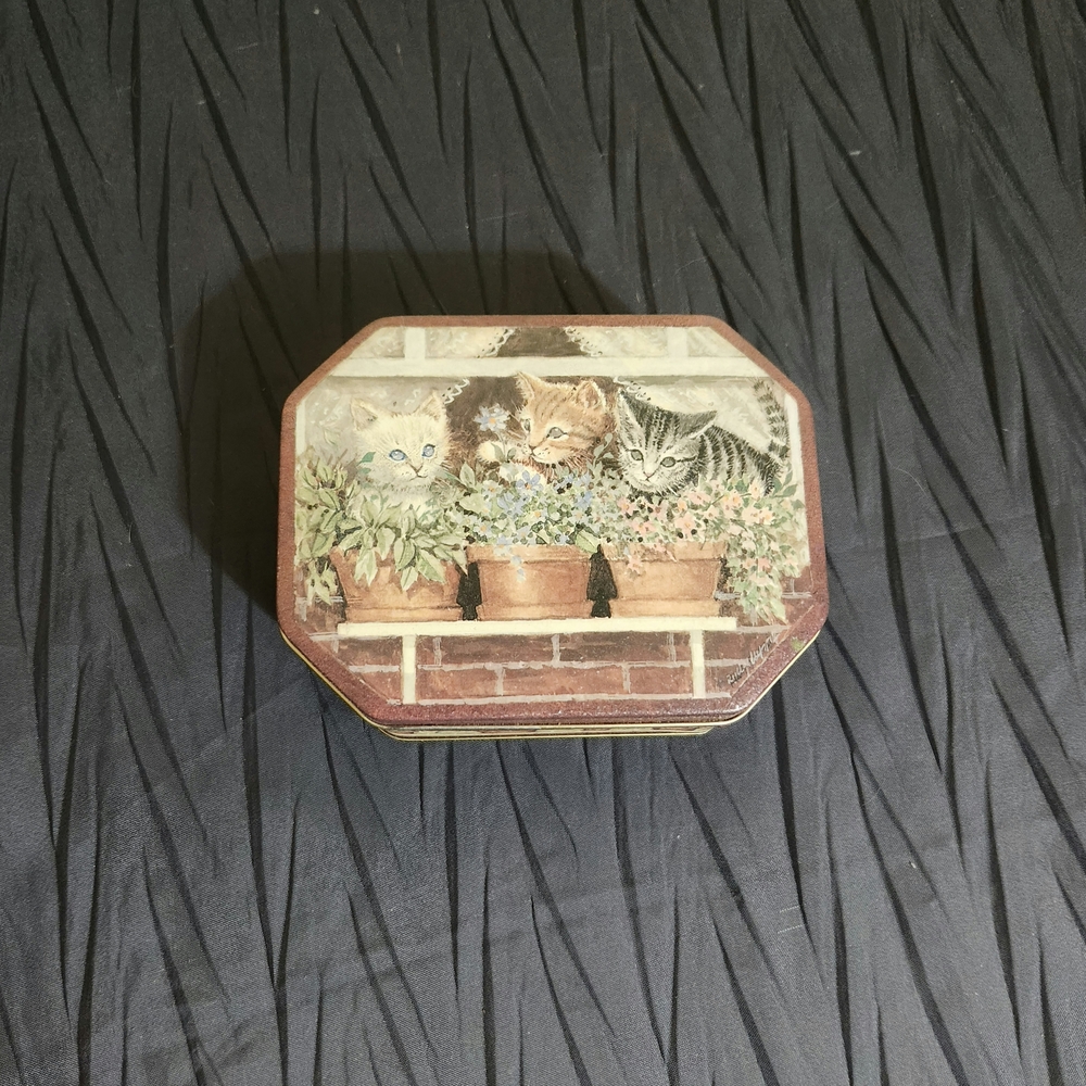Vintage Keller Charles Cat-Themed Tin
